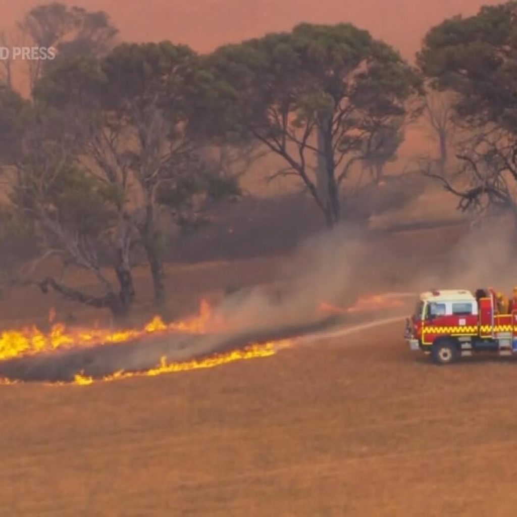 Wildfire in Australia’s Victoria state forces evacuations of residents | AP News