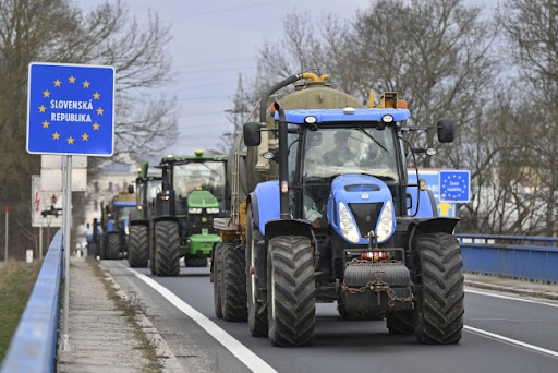 Evropska komisija ide na ublažavanje zahteva prema gazdinstvima da bi smirila poljoprivrednike