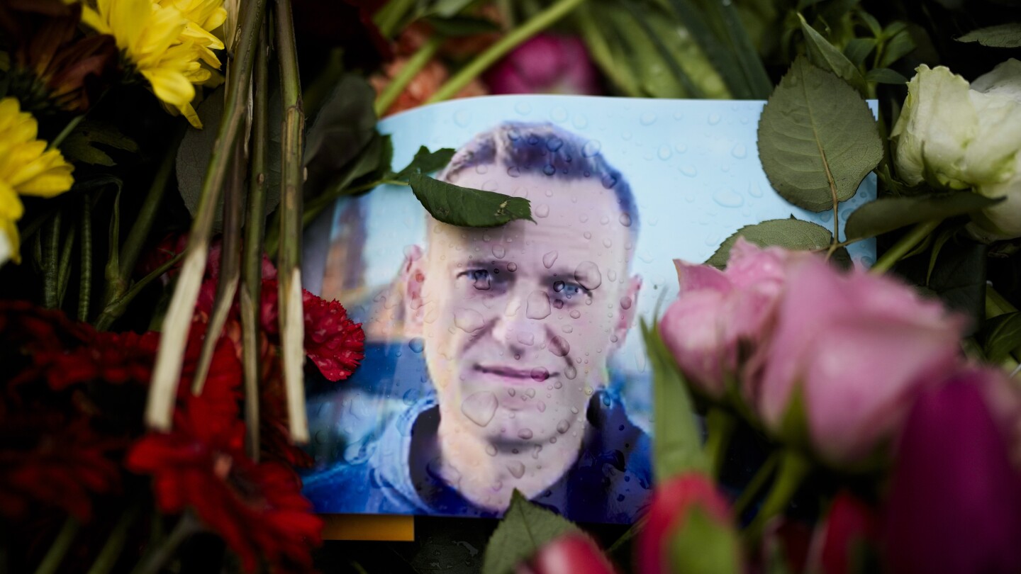 Return Navalny’s body to his family, famous Russians urge the authorities