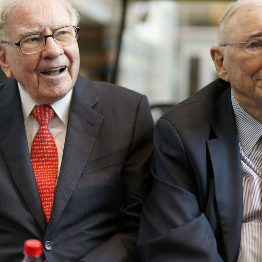 In his annual letter, Warren Buffett tells investors to ignore Wall Street pundits