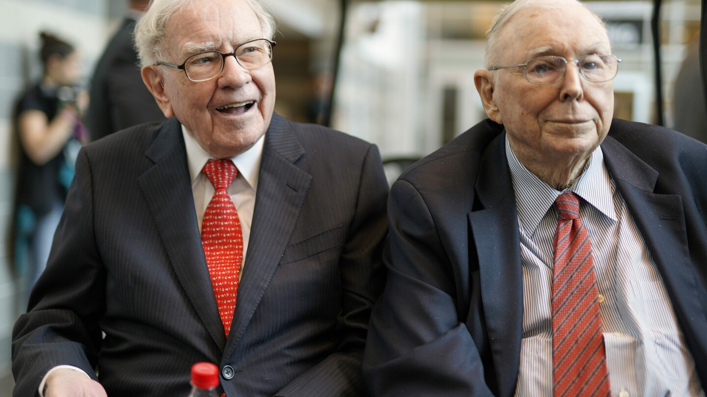 In his annual letter, Warren Buffett tells investors to ignore Wall Street pundits