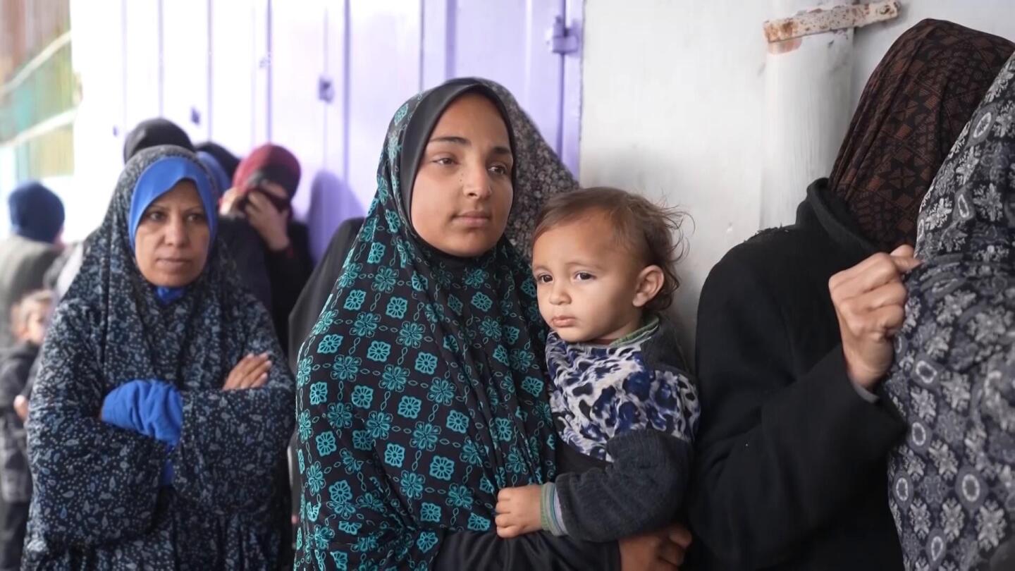 People queue for hours for bread as Gaza crisis worsens | AP News