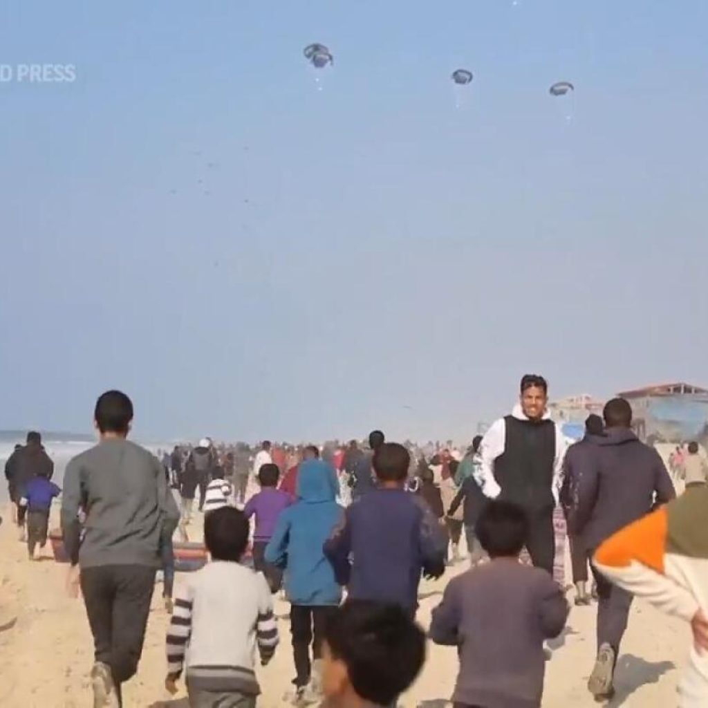 Hundreds gather in the beach southern Gaza Strip trying to get aid airdropped in the enclave | AP News