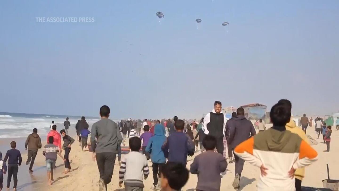 Hundreds gather in the beach southern Gaza Strip trying to get aid airdropped in the enclave | AP News