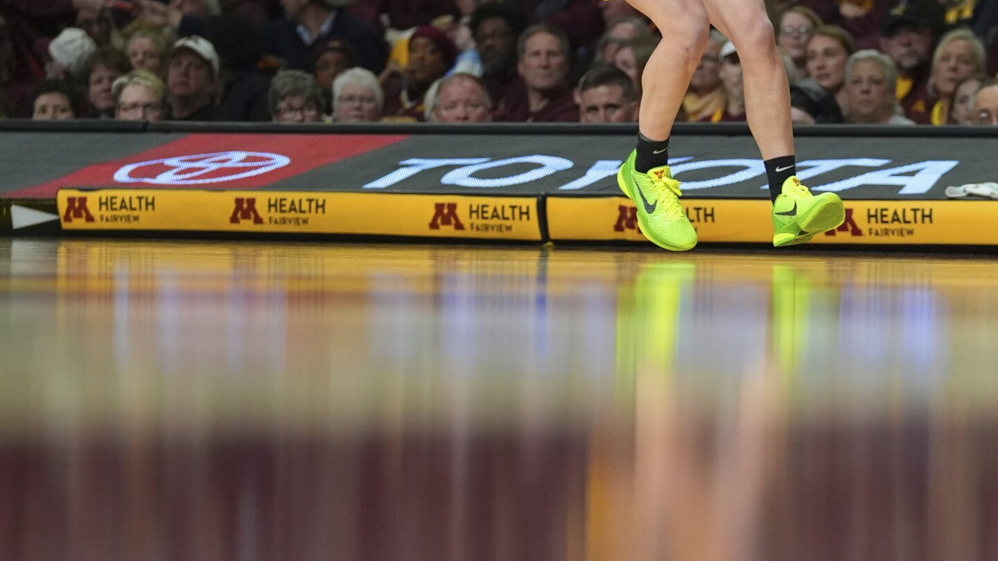 Caitlin Clark’s 33-point game moves her past Lynette Woodard for the major college scoring record