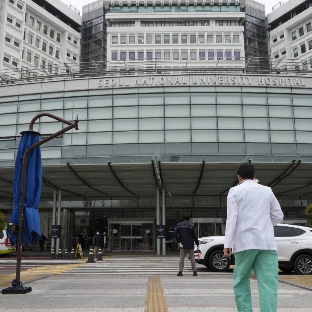 South Korea has given doctors till tonight to end a strike, or face prosecution