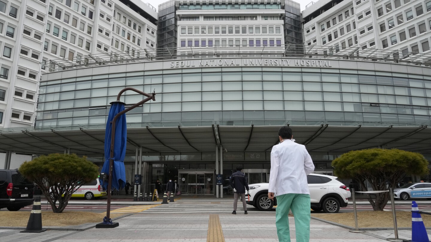 South Korea has given doctors till tonight to end a strike, or face prosecution