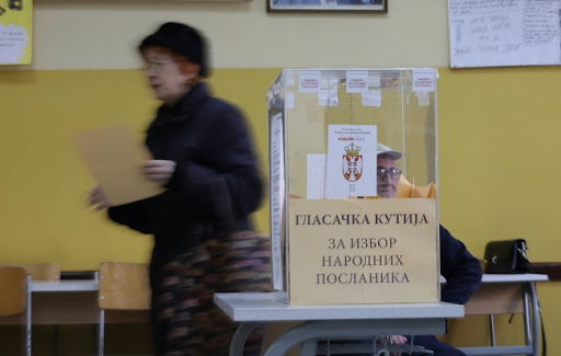 AP: Međunarodna misija kaže da su izbori u Srbiji bili u nepravednim uslovima