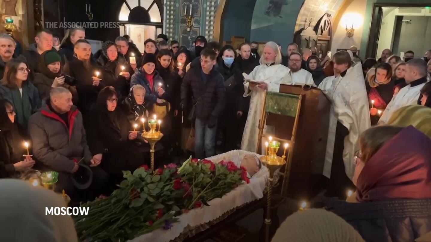 Scenes inside Moscow church during farewell ceremony for opposition leader Navalny | AP News