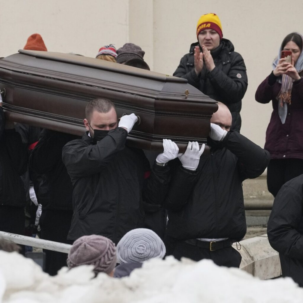 AP PHOTOS: Russians say final farewell at funeral of opposition leader Alexei Navalny