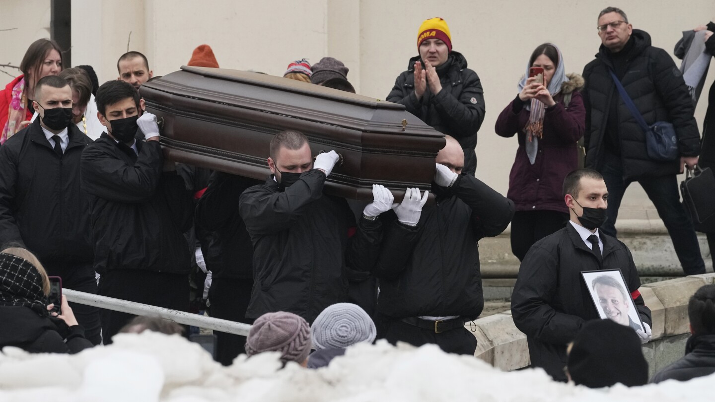 AP PHOTOS: Russians say final farewell at funeral of opposition leader Alexei Navalny