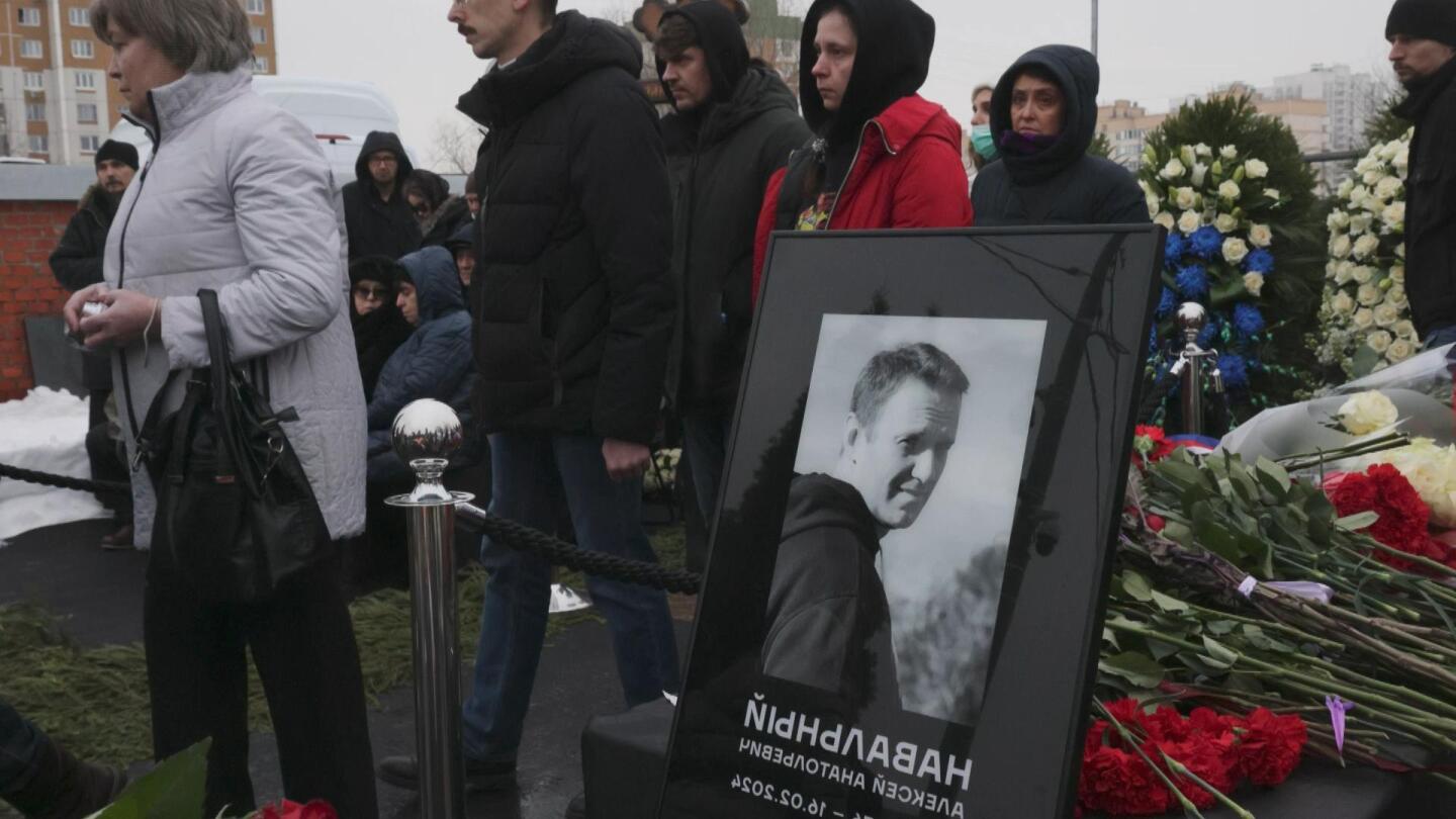 Putin foe Alexei Navalny is buried in Moscow as thousands attend under a heavy police presence | AP News