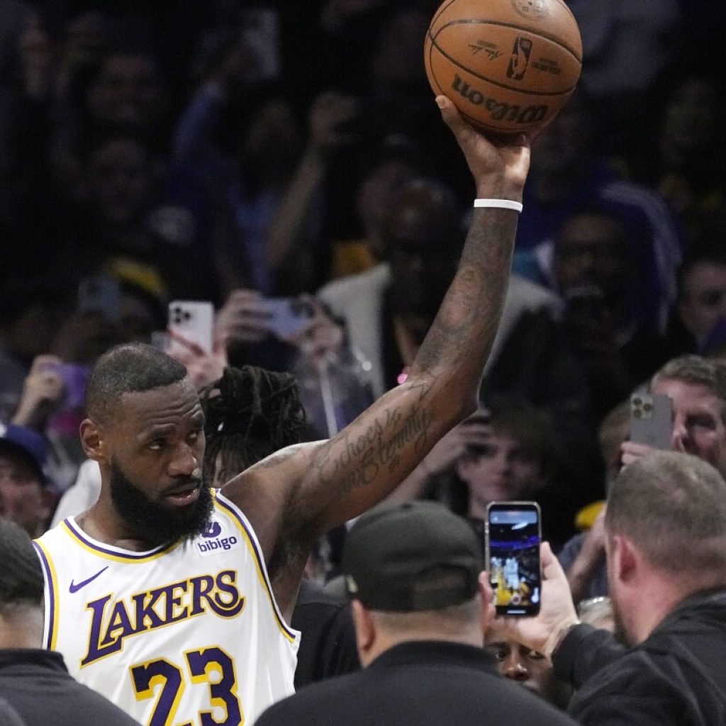 LeBron James reaches 40,000 points to extend his record as the NBA’s scoring leader