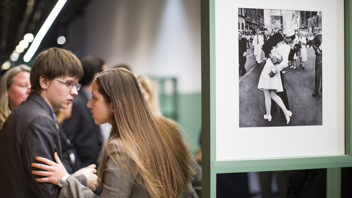 An iconic WWII photo showing a nonconsensual kiss was almost banned from display. It didn’t last long