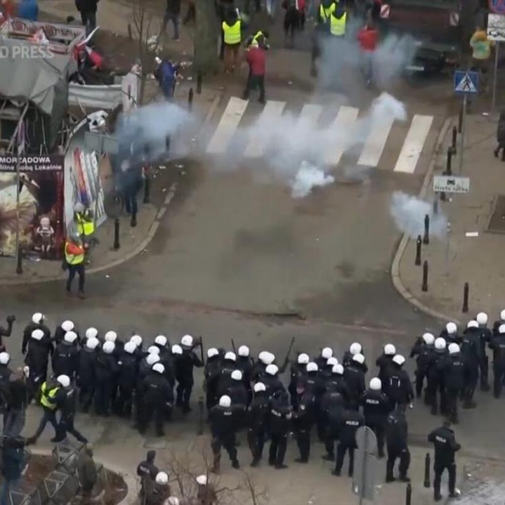 Polish police use tear gas, make arrests during dispersal of farmers protest in Warsaw | AP News