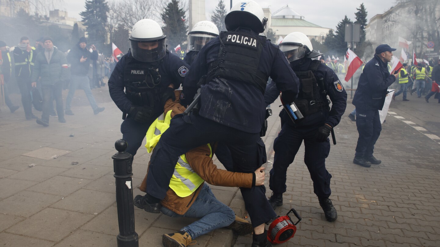 Polish government blames hooligans for violence at farmer protests