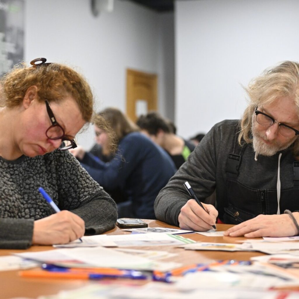 With dissent stifled, some Russians help political prisoners by writing them letters of support