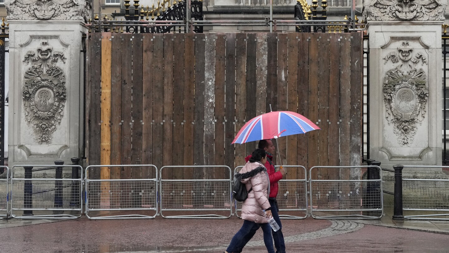 Driver arrested after crashing his car into the gates of Buckingham Palace in London