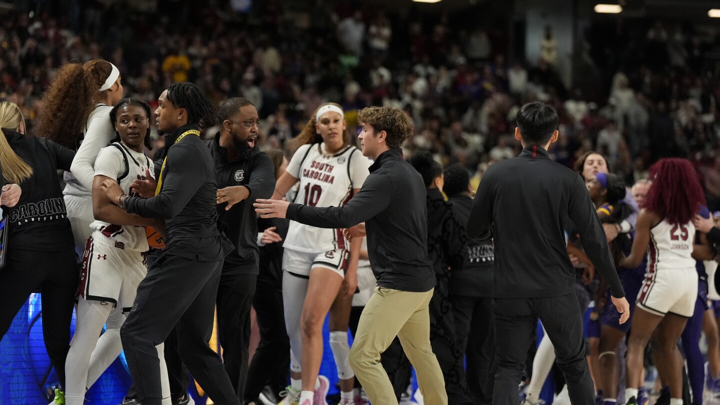 South Carolina’s Kamilla Cardoso shoves LSU’s Flau’jae Johnson, is ejected with 5 other players