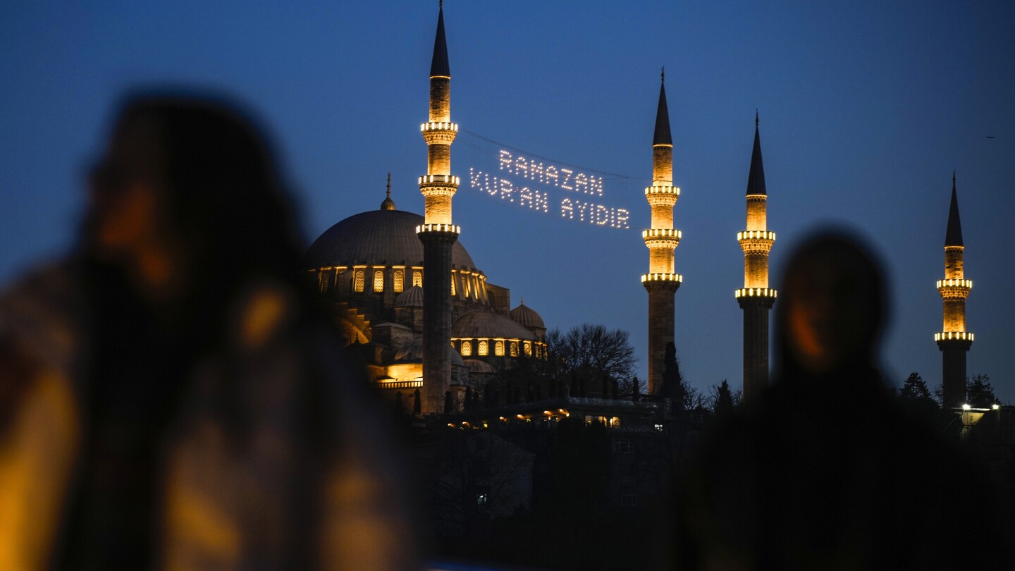 A Turkish artisan has kept the Istanbul skyline lit during Ramadan for decades. He may be the last