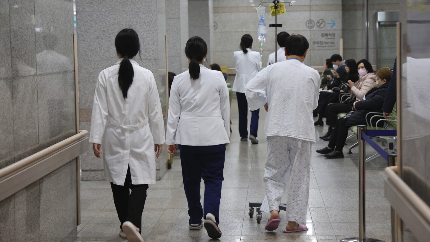 South Korea criticizes senior doctors who are joining their juniors in a prolonged walkout