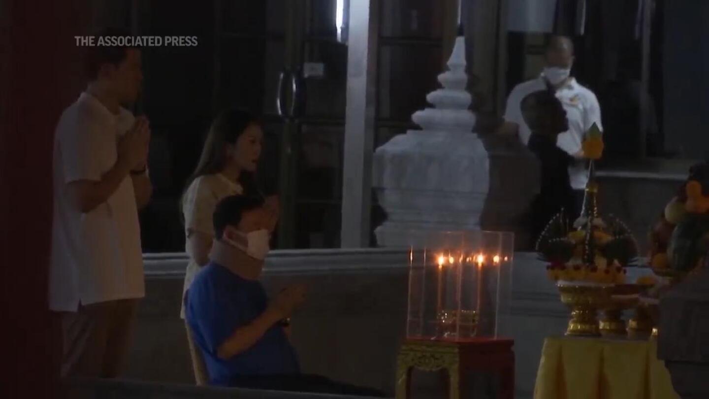 Paroled former Thai leader Thaksin makes rare public appearance at Bangkok temple | AP News