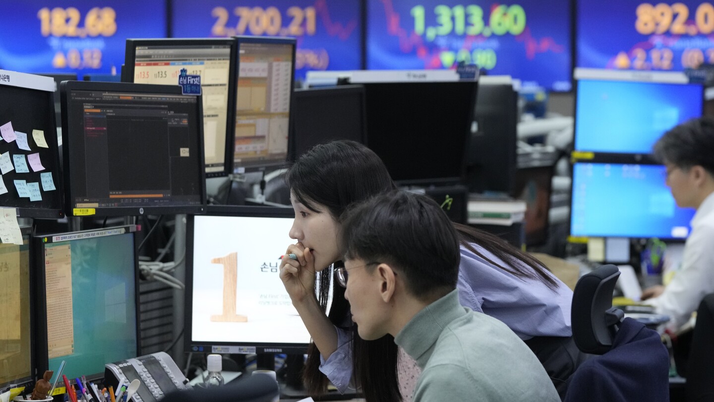 Stock market today: Asian shares trade mixed as investors look to central banks