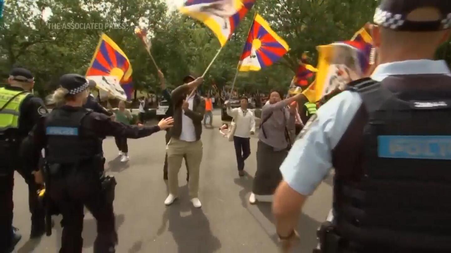 Anti-China protesters clash with police outside Chinese embassy during FM Wang’s visit to Canberra | AP News