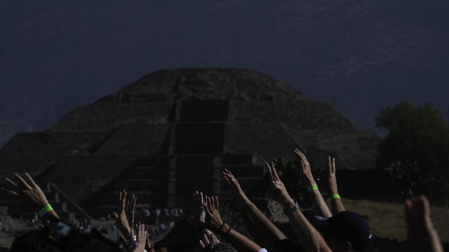 Mexico’s spring equinox celebrated at ancient pyramids | AP News