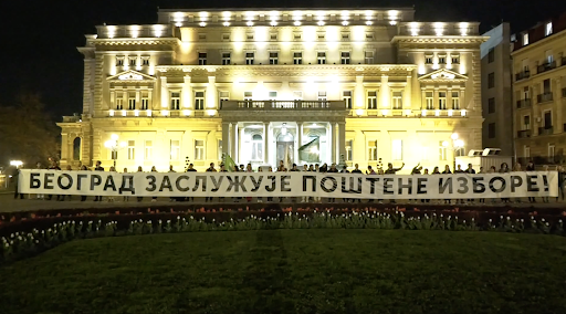 Transparent Zeleno-levog fronta s porukom za slobodne izbore ispred Skupštine Beograda