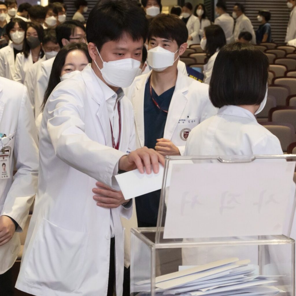 Senior doctors in South Korea to submit resignations, deepening dispute over medical school plan