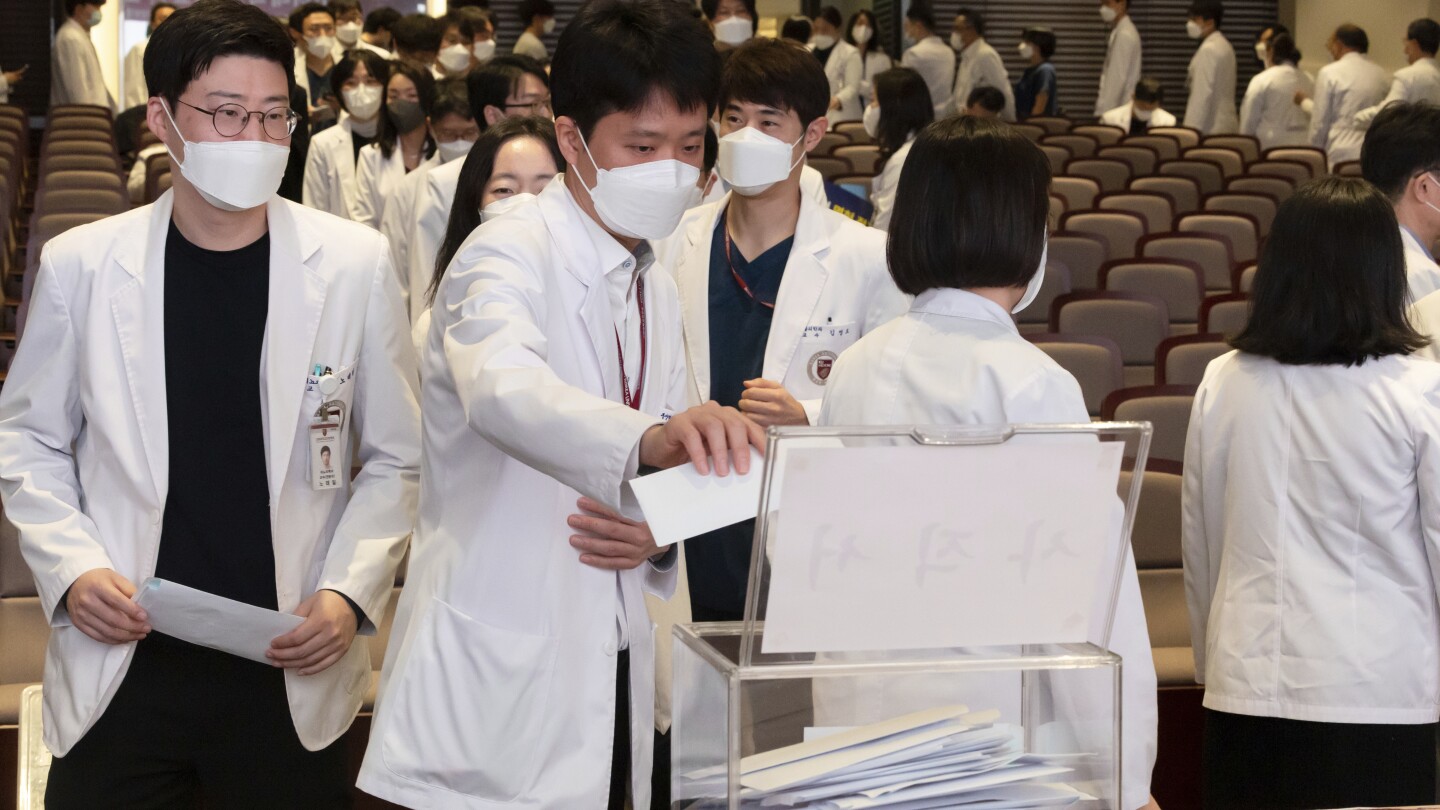 Senior doctors in South Korea to submit resignations, deepening dispute over medical school plan