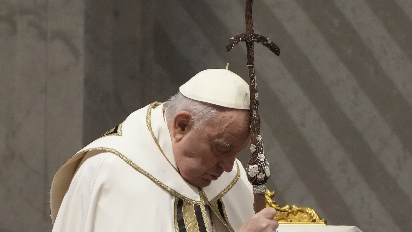 Pope, looking strong, issues lengthy marching orders to priests during Holy Thursday Mass