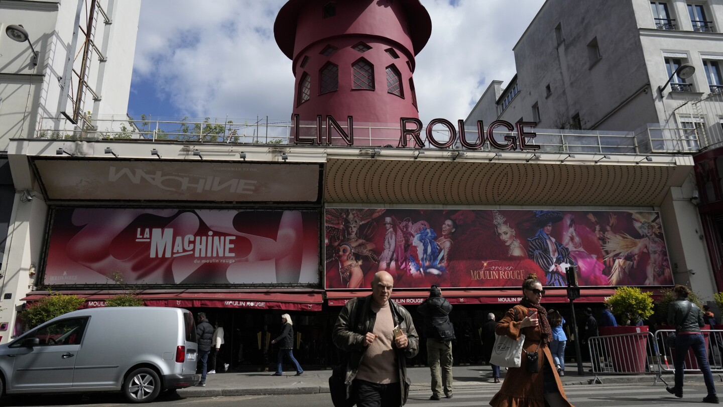 Windmill sails at Moulin Rouge have collapsed