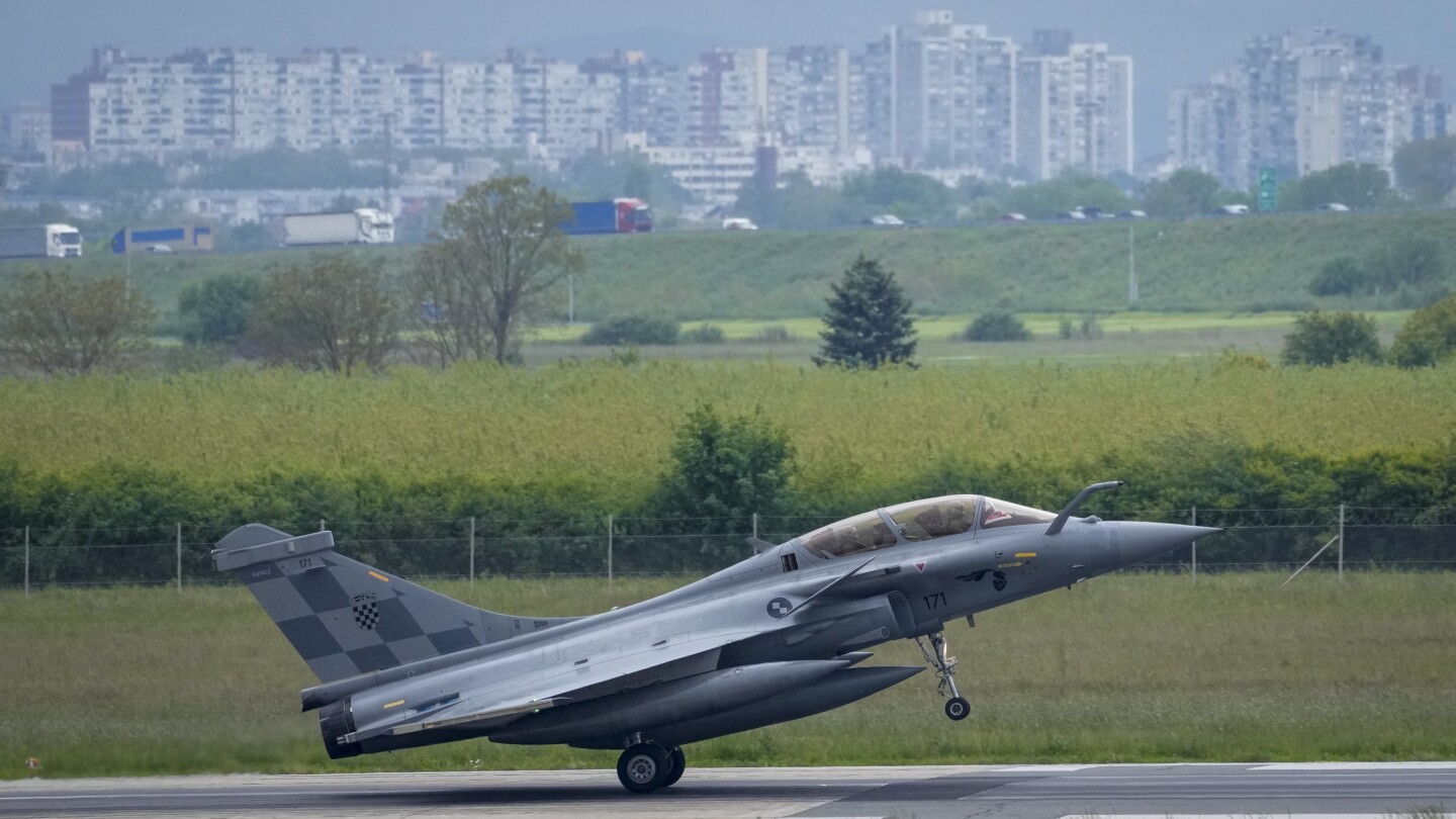 Croatian officials welcome the arrival of Rafale fighter jets purchased from France