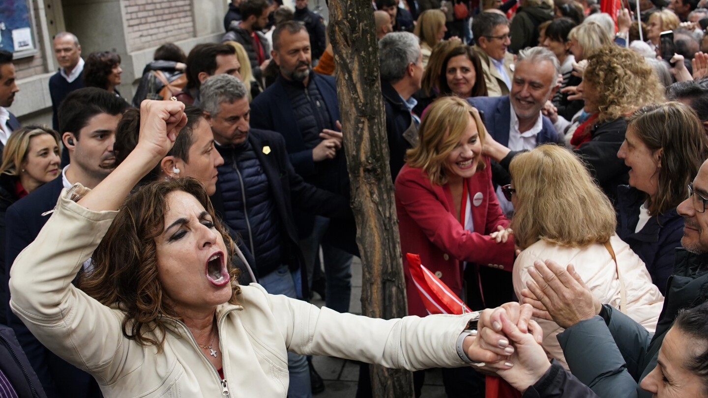 Thousands rally in Madrid to urge Spanish leader Pedro Sánchez not to resign