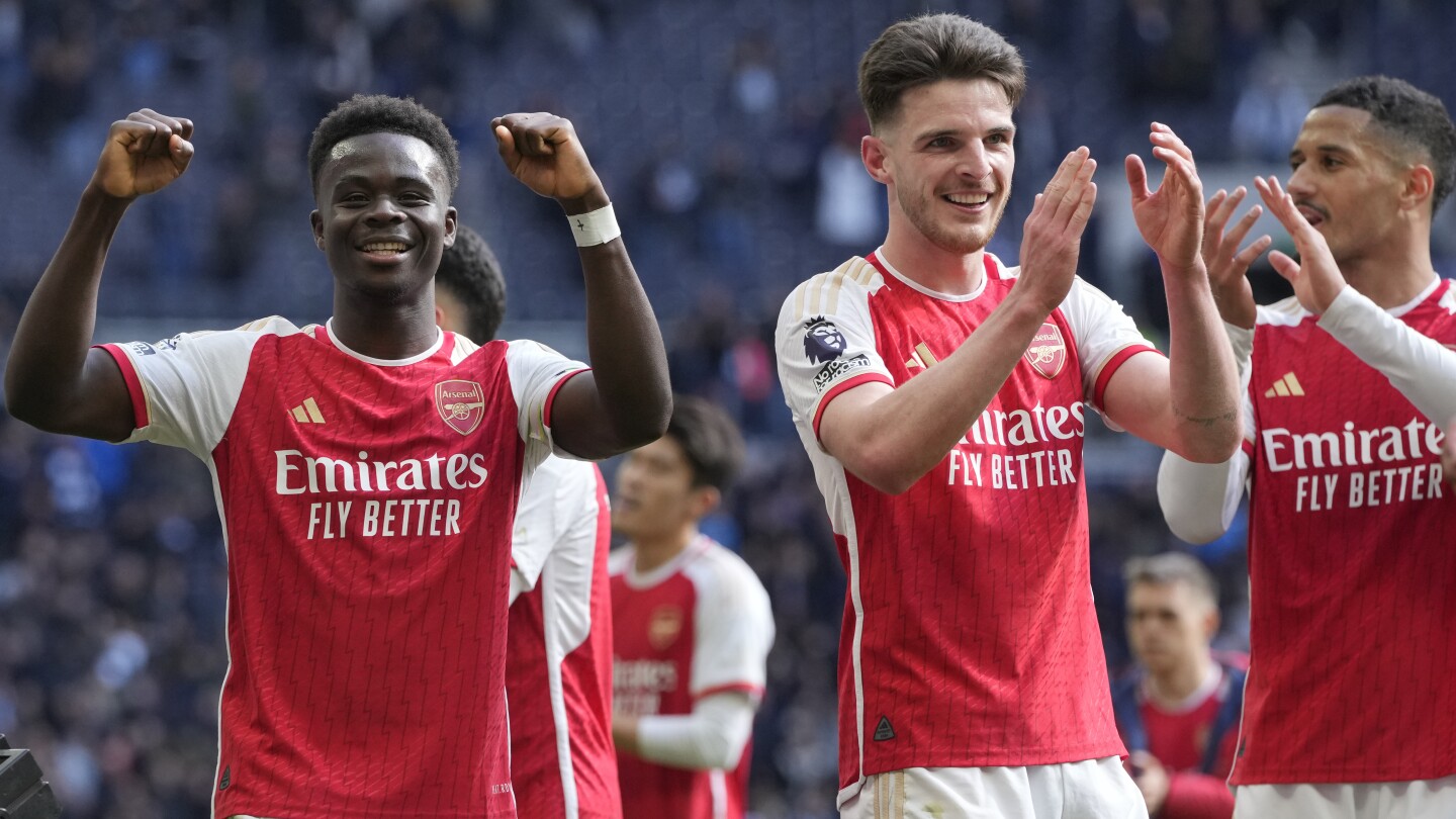 Premier League: Arsenal beats Tottenham 3-2 and stays ahead in title race