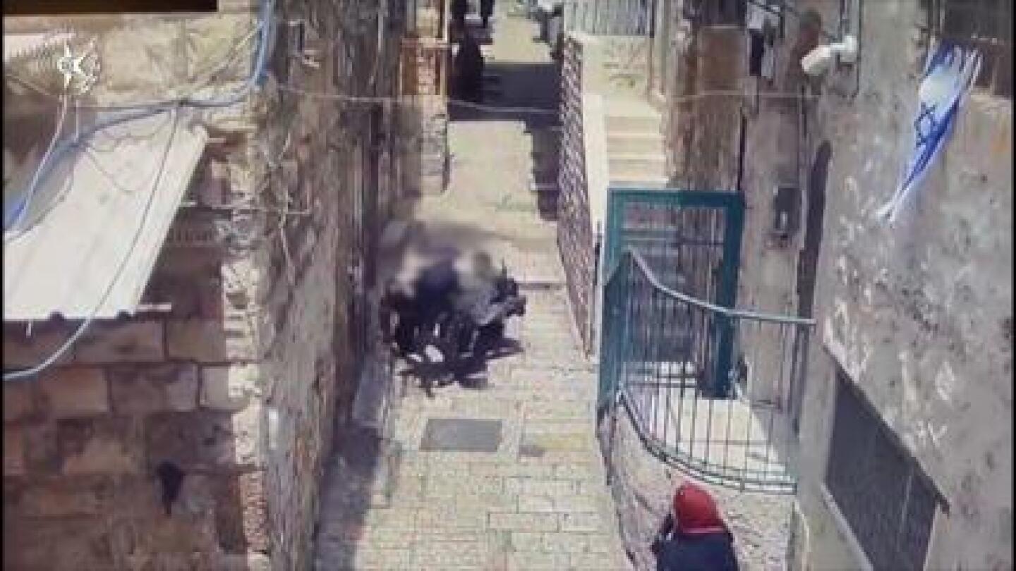 Man stabs police officer from behind in Jerusalem’s Old City