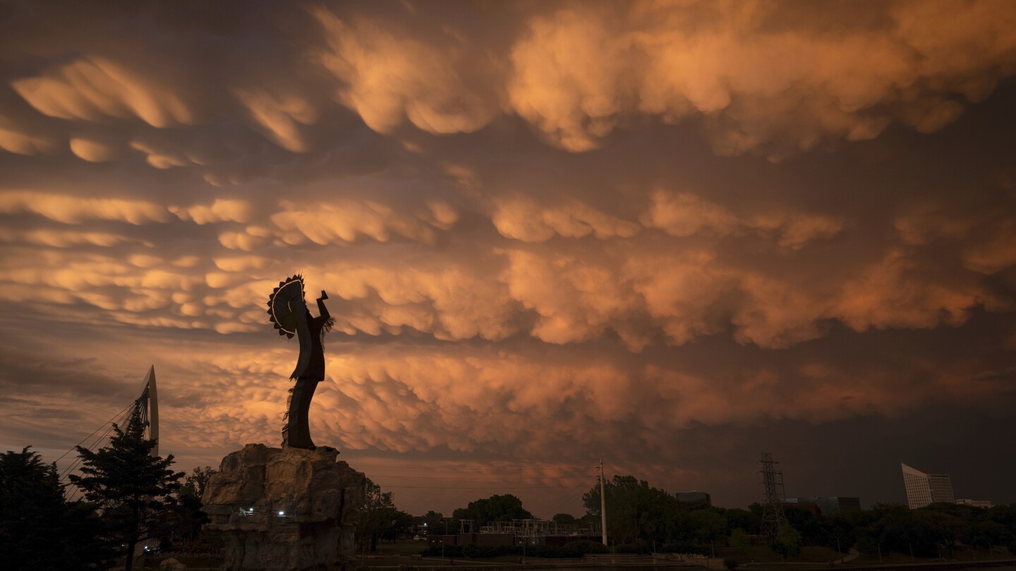 1 person dead, homes destroyed after tornado rips through northeastern Kansas