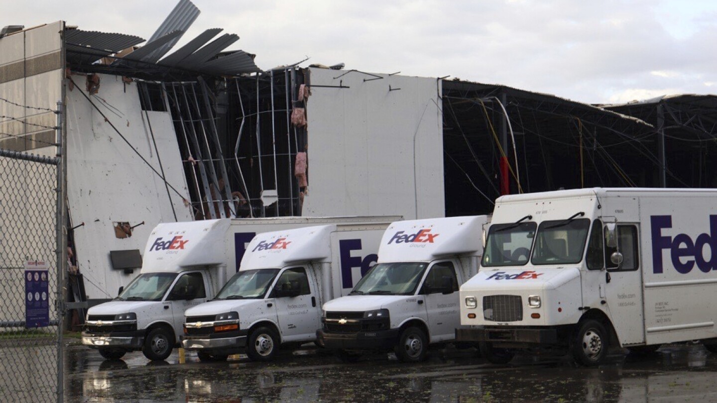 Storms battering the Midwest bring tornadoes, hail and strong winds