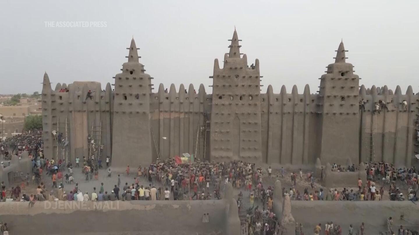 Residents re-plaster Mali’s Great Mosque of Djenne in annual ritual crucial to saving heritage site | AP News