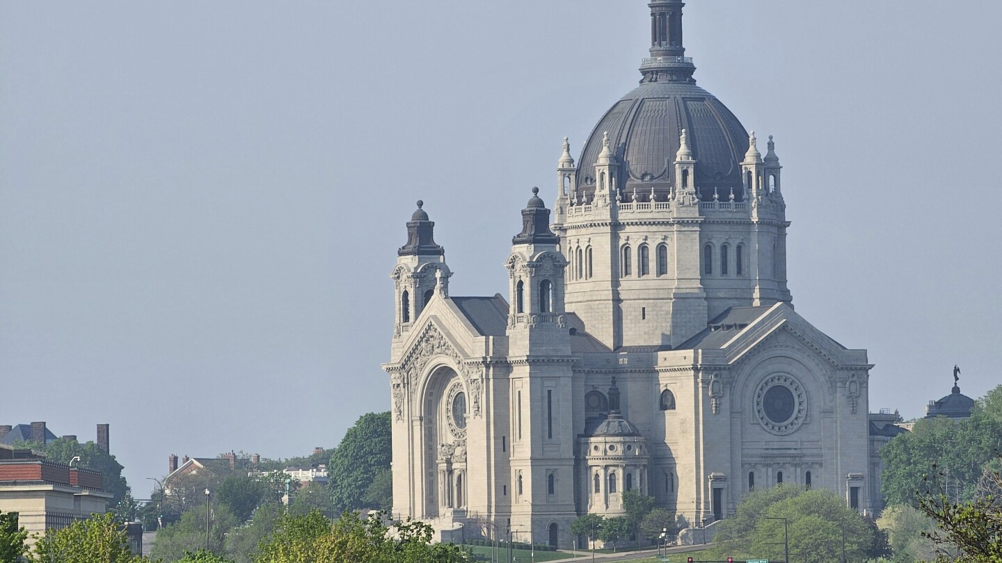 Canadian wildfire smoke chokes upper Midwest for second straight year