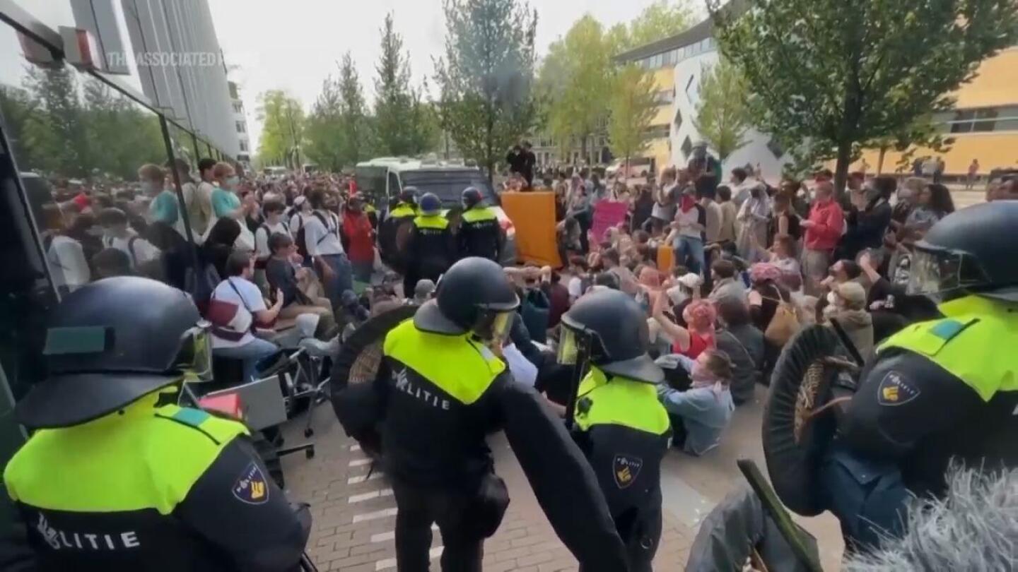 Protests continue in Amsterdam as University staff and students stage mass walkout | AP News