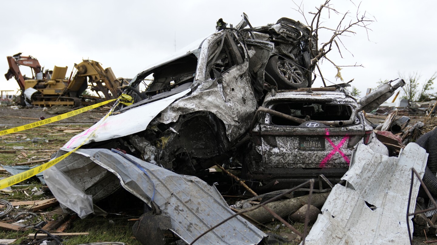 5 dead and nearly 3 dozen hurt in tornadoes that tore through Iowa, officials say