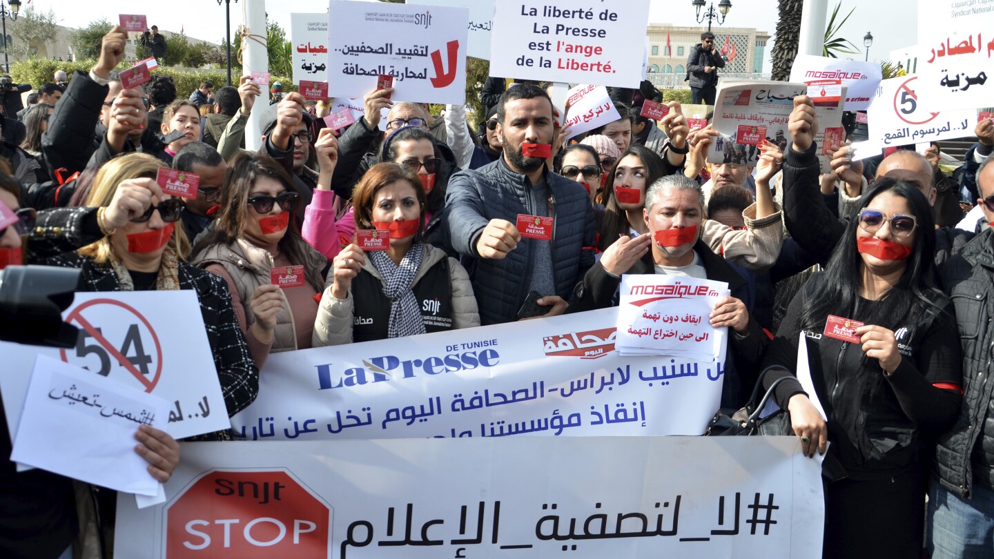 Tunisia sentences journalists to a year in prison for criticizing the government