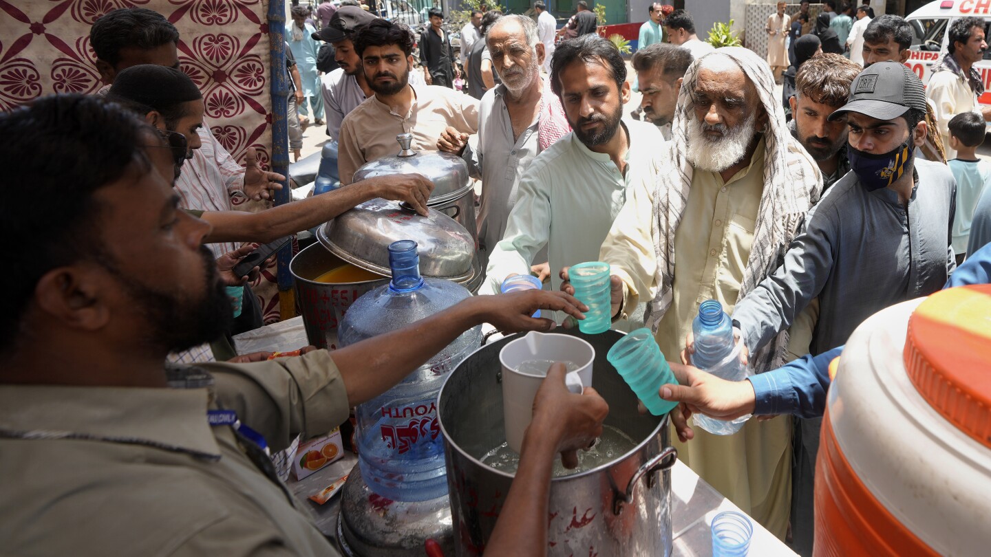 Doctors treat hundreds of victims of heatstroke in Pakistan after heatwave hits the country