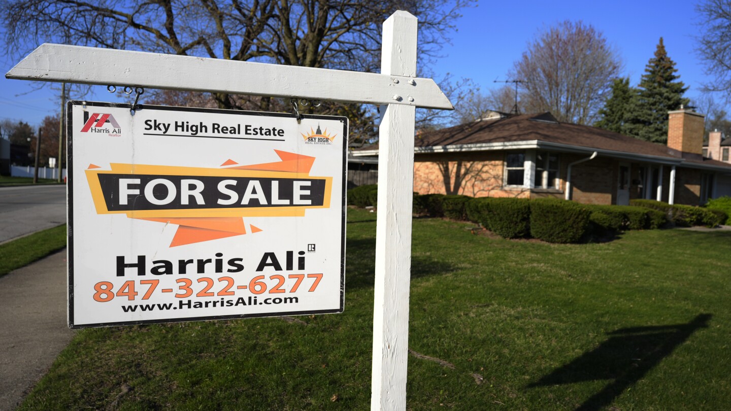 Long-term mortgage rates ease for third straight week, dipping to just below 7%