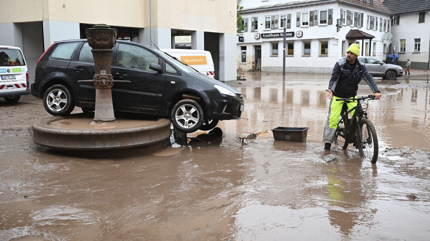 2 people have died in floods in southern Germany. The situation remains tense