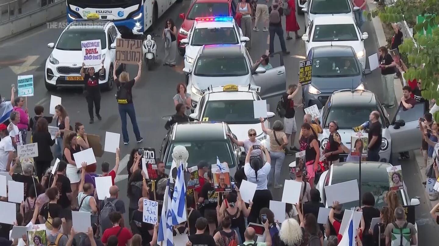 Protesters block Tel Aviv highway demanding a hostage release deal | AP News
