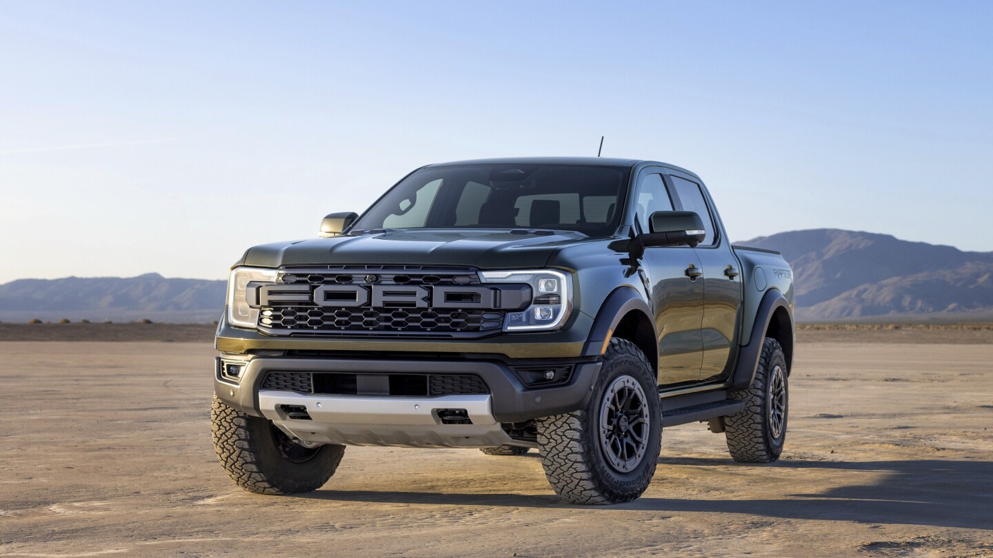 Which midsize truck is better? Edmunds compares the Chevrolet Colorado and Ford Ranger